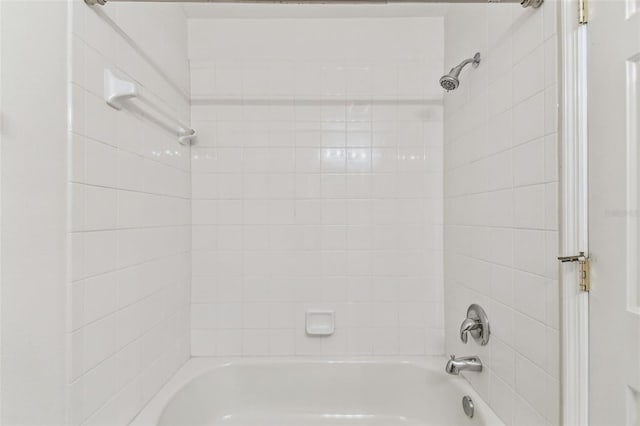 bathroom featuring tiled shower / bath