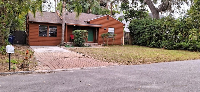 view of front facade featuring a front lawn