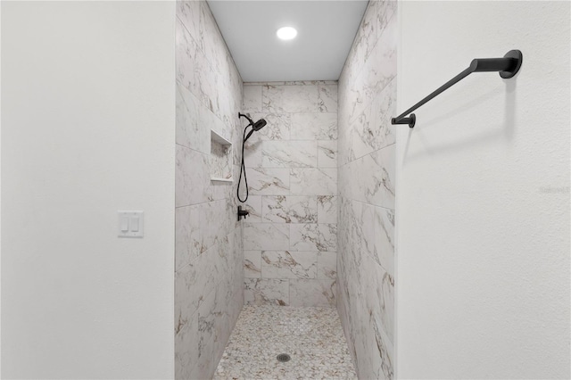 bathroom featuring a tile shower