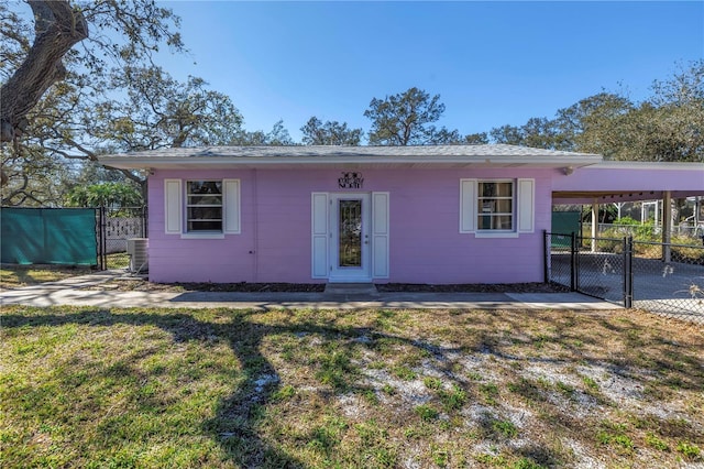 view of front of home with an attached carport, fence, a gate, and central air condition unit