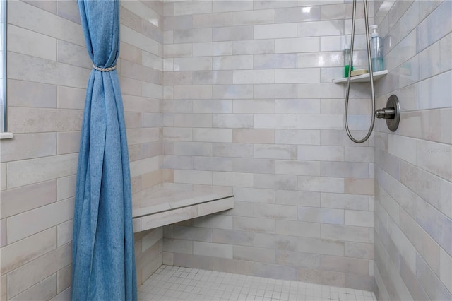 bathroom featuring tiled shower