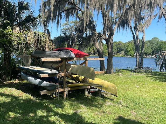 view of yard featuring a water view