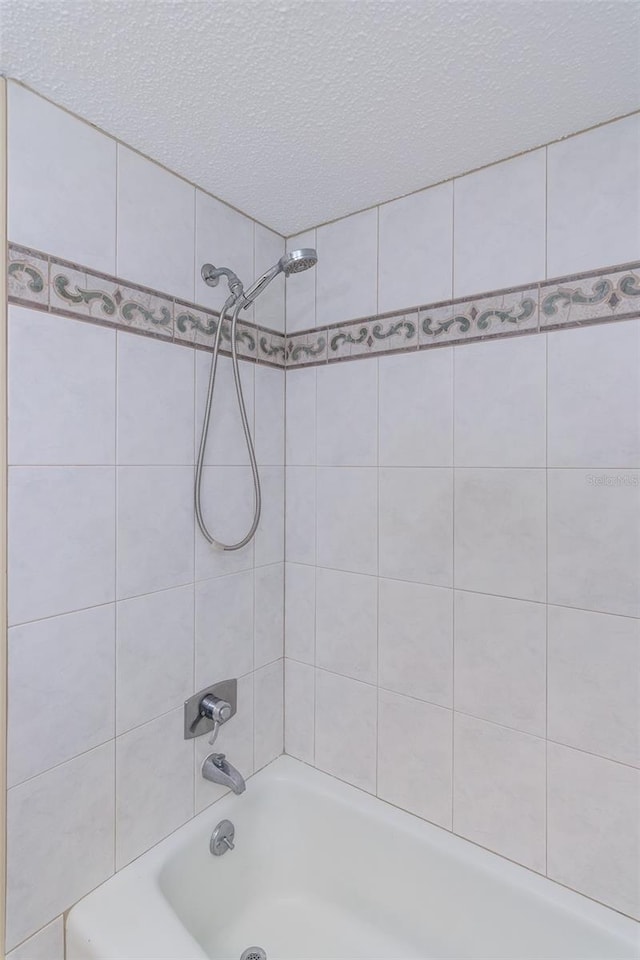 bathroom with tiled shower / bath