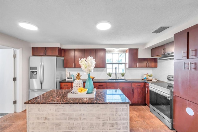 kitchen featuring sink, backsplash, a kitchen island, and appliances with stainless steel finishes