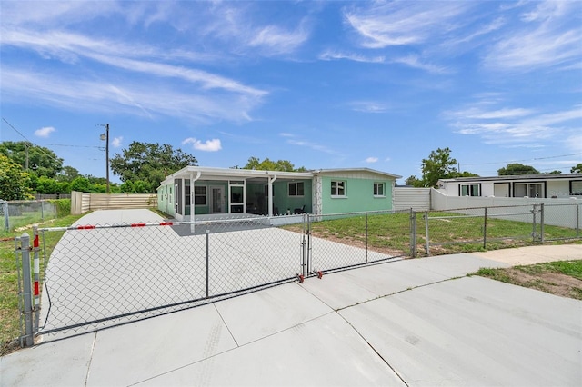 manufactured / mobile home with a sunroom