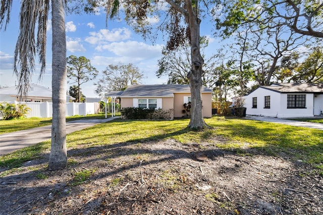 single story home featuring a front lawn