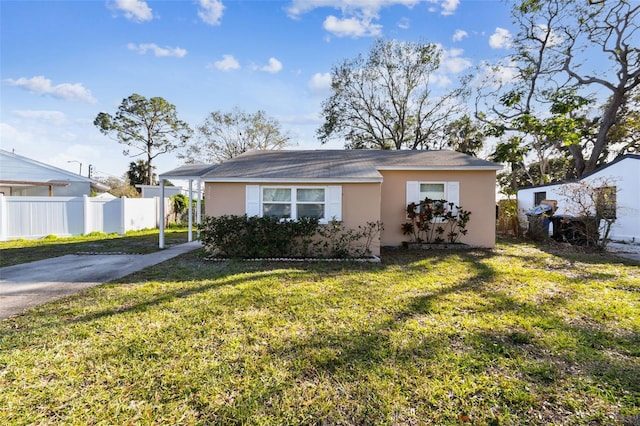 view of front of home featuring a front yard