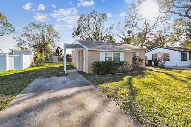 view of front facade featuring a front yard