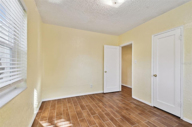 unfurnished bedroom featuring a textured ceiling