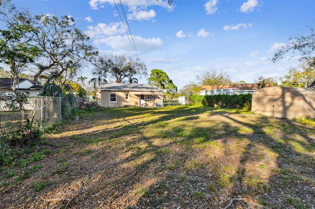 view of yard featuring a storage unit