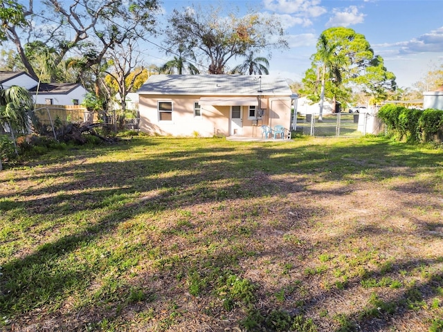 view of yard featuring a patio