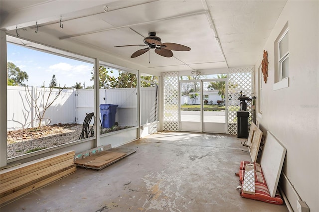 sunroom with ceiling fan