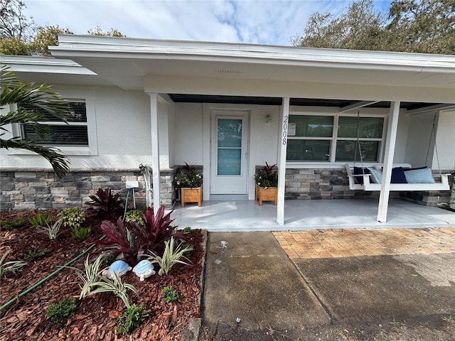 property entrance featuring a porch