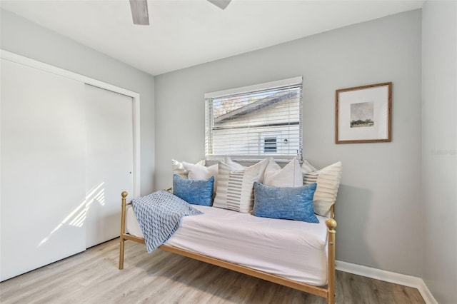 sitting room with light hardwood / wood-style flooring and ceiling fan