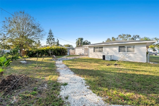 view of front facade with a front lawn