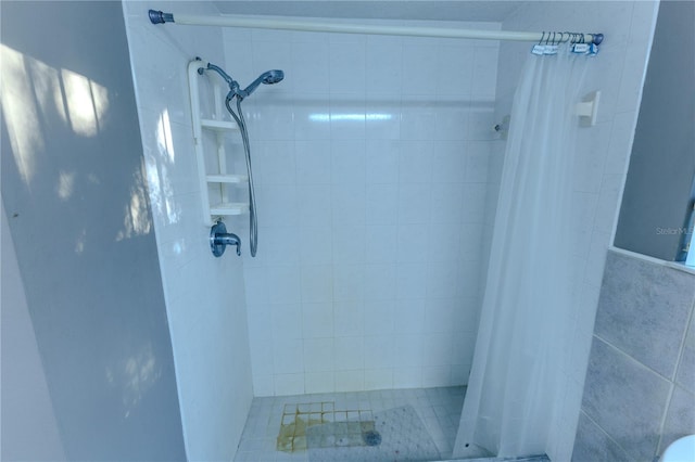 bathroom featuring a shower with shower curtain