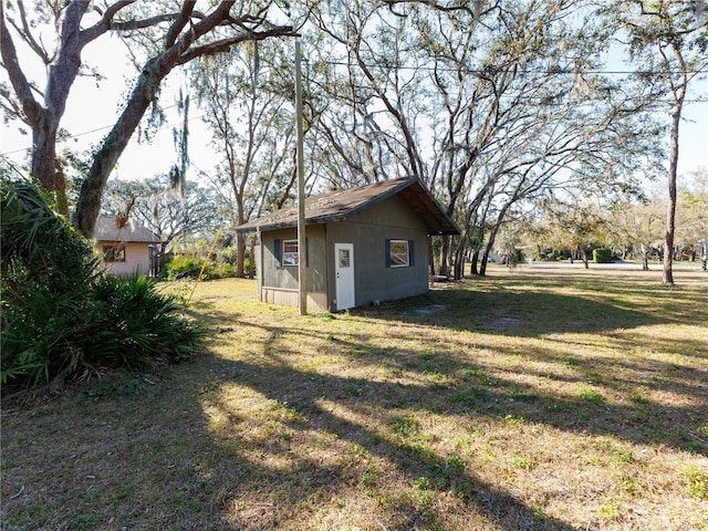 view of yard featuring an outdoor structure