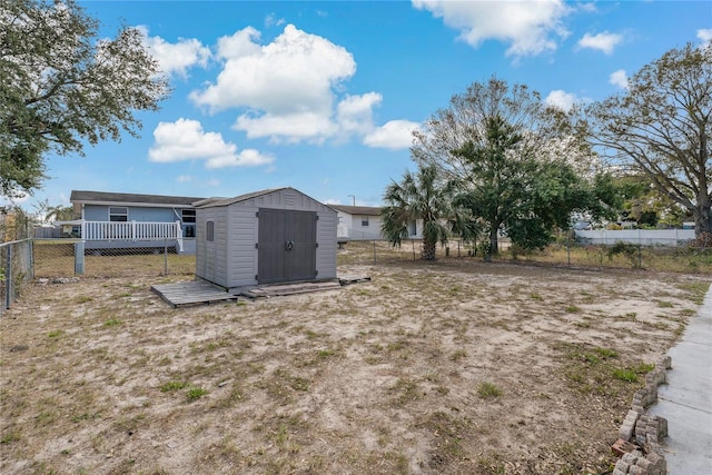 view of yard featuring a storage shed