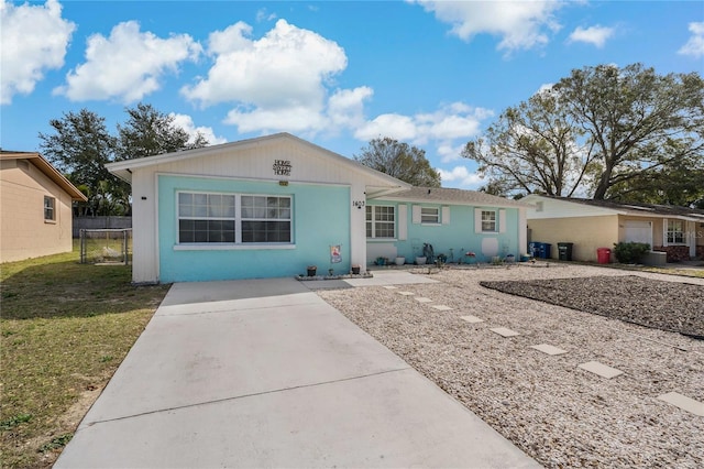 ranch-style home featuring a front lawn