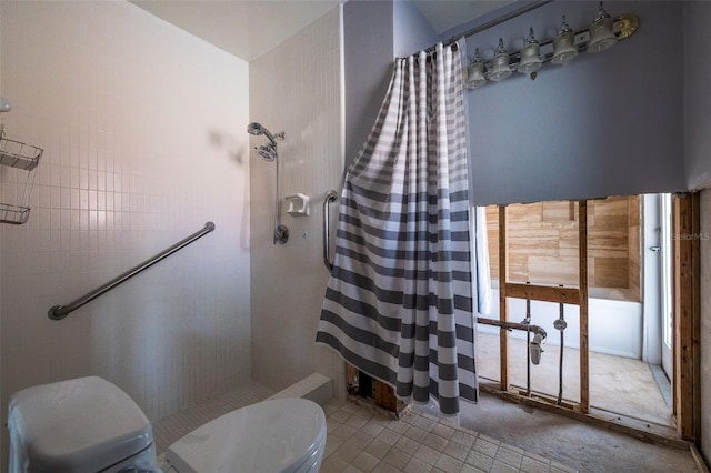 bathroom featuring toilet and curtained shower