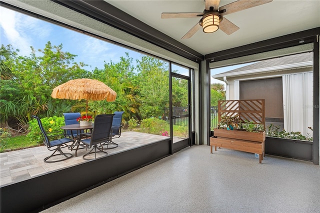 sunroom with ceiling fan