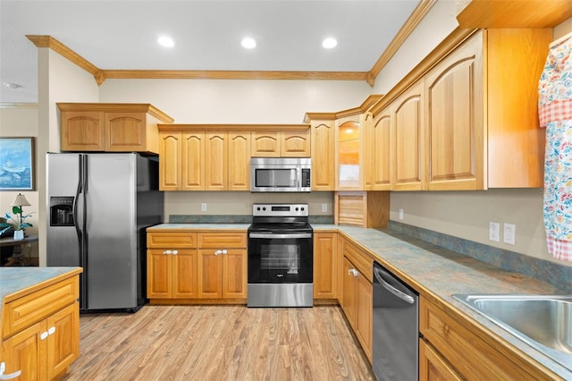 kitchen with sink, ornamental molding, stainless steel appliances, and light hardwood / wood-style floors