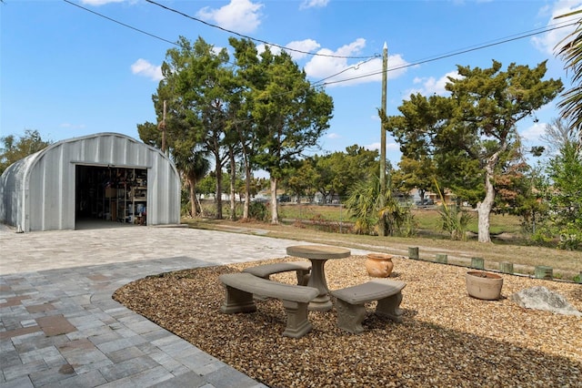 view of yard featuring an outbuilding