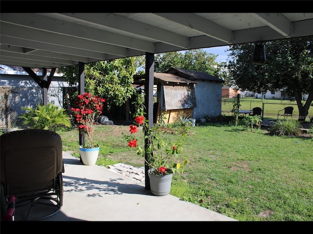 view of yard featuring a patio