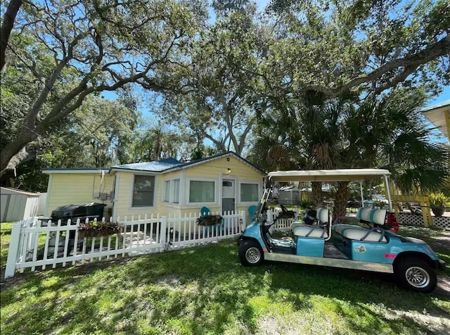 view of front of property featuring a carport and a front yard