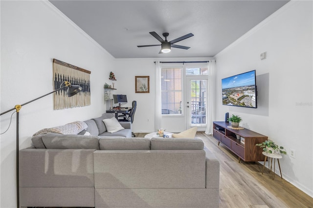 4221 W Spruce St Unit 1325, Tampa, FL 33607 - living room featuring light hardwood / wood-style flooring, ornamental molding, and ceiling fan