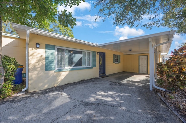 view of front facade with a carport