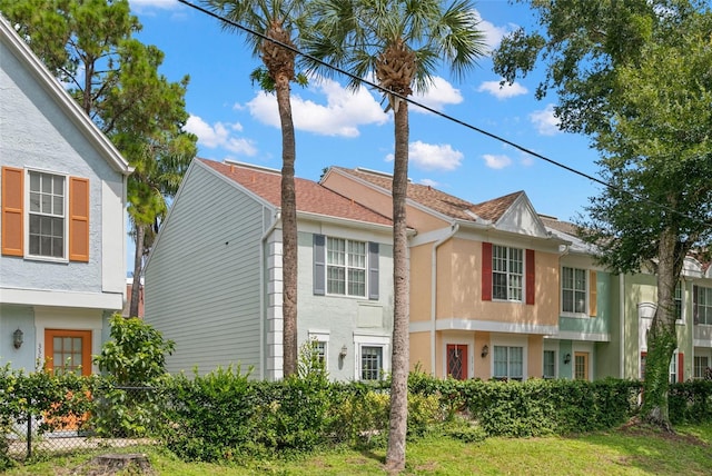 view of front of property featuring a front yard