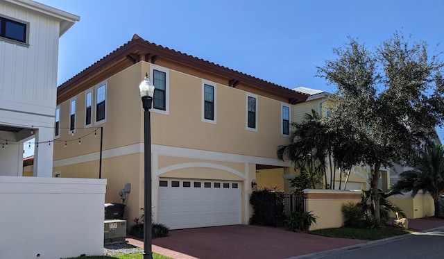 view of front facade featuring a garage