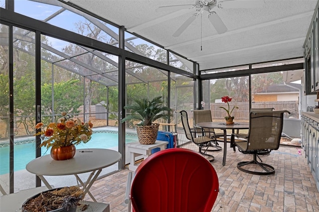 sunroom with ceiling fan