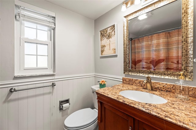 bathroom with a shower with curtain, vanity, and toilet