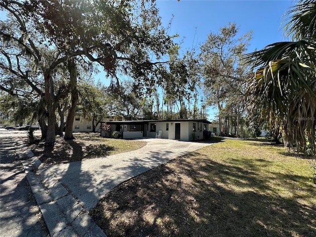 view of front facade with driveway and a front lawn