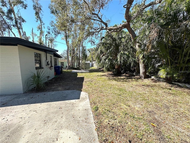 view of grassy yard with a patio area