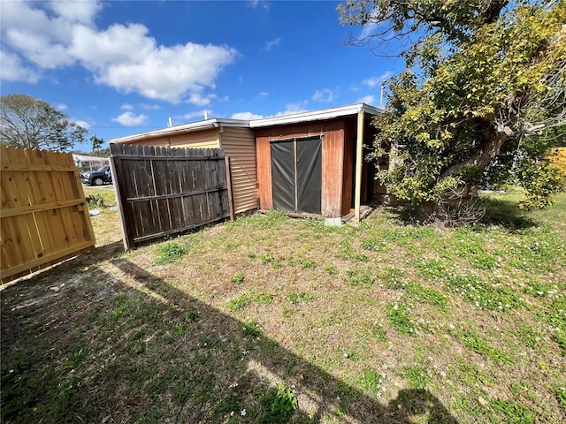 view of yard with a storage unit