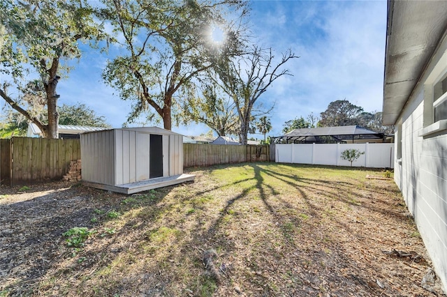 view of yard featuring a shed