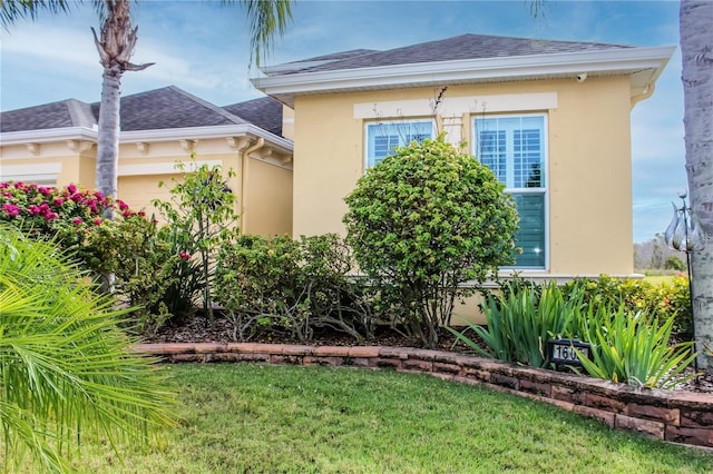 view of front facade with a front yard