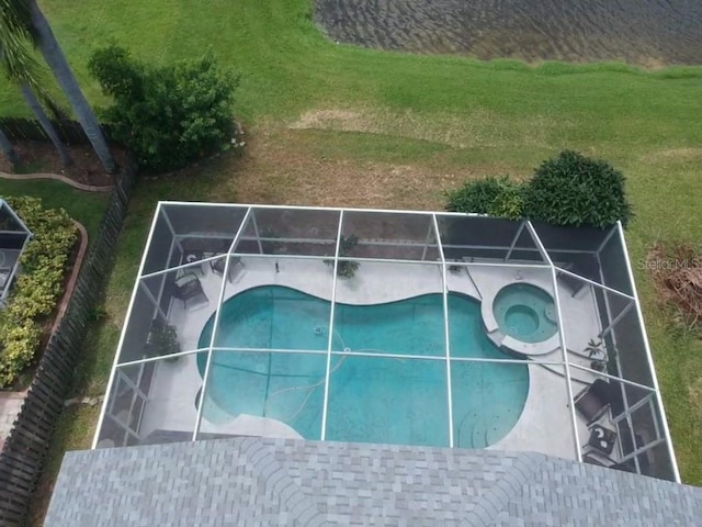 view of swimming pool with an in ground hot tub and a yard