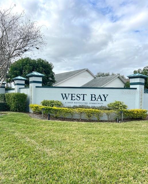 community sign featuring a yard