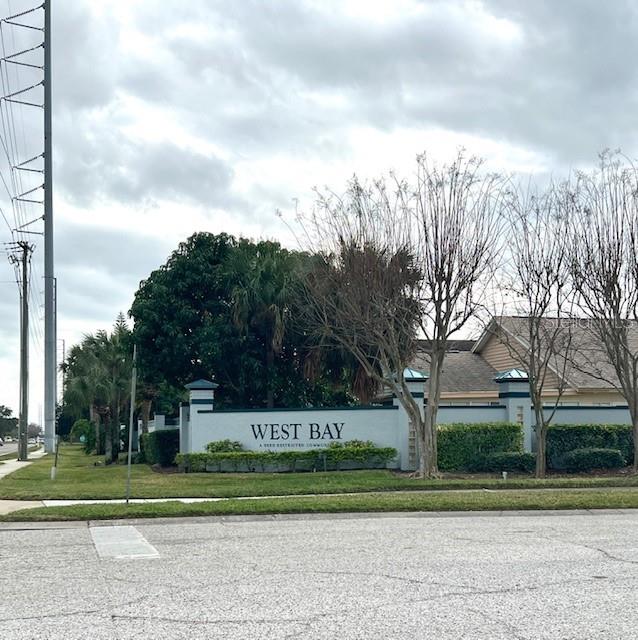 community / neighborhood sign featuring a yard