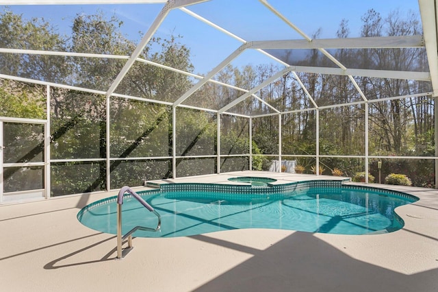 pool featuring an in ground hot tub, a lanai, and a patio area