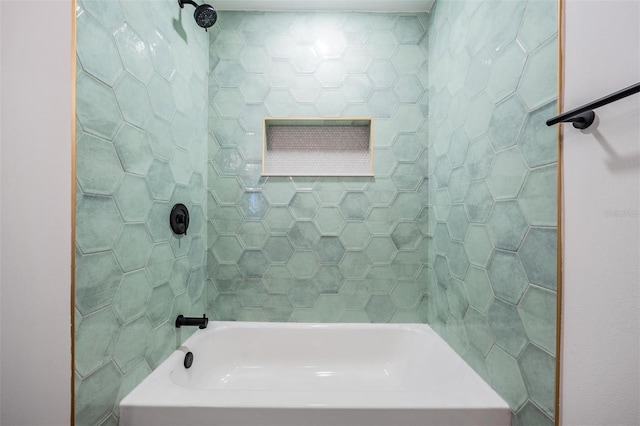 bathroom featuring tiled shower / bath