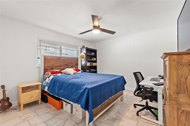 bedroom featuring ceiling fan and a textured ceiling