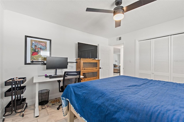 bedroom with a textured ceiling, a closet, and ceiling fan