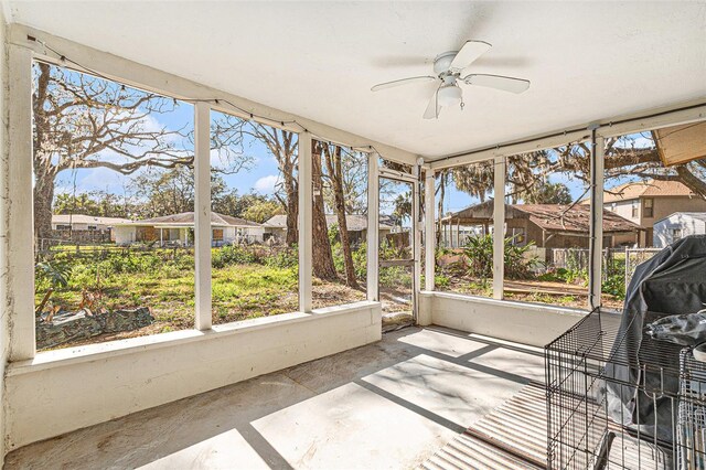 sunroom with ceiling fan