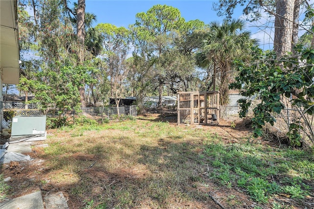 view of yard featuring an outdoor structure