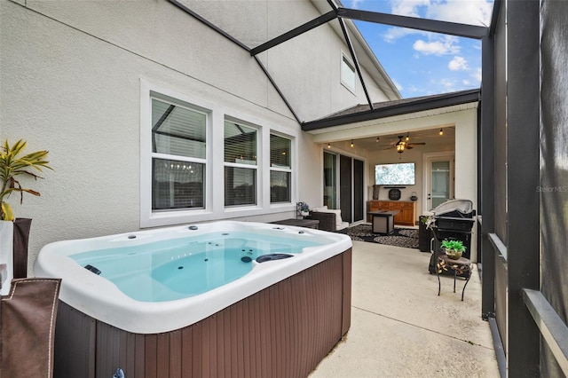 sunroom / solarium with a jacuzzi